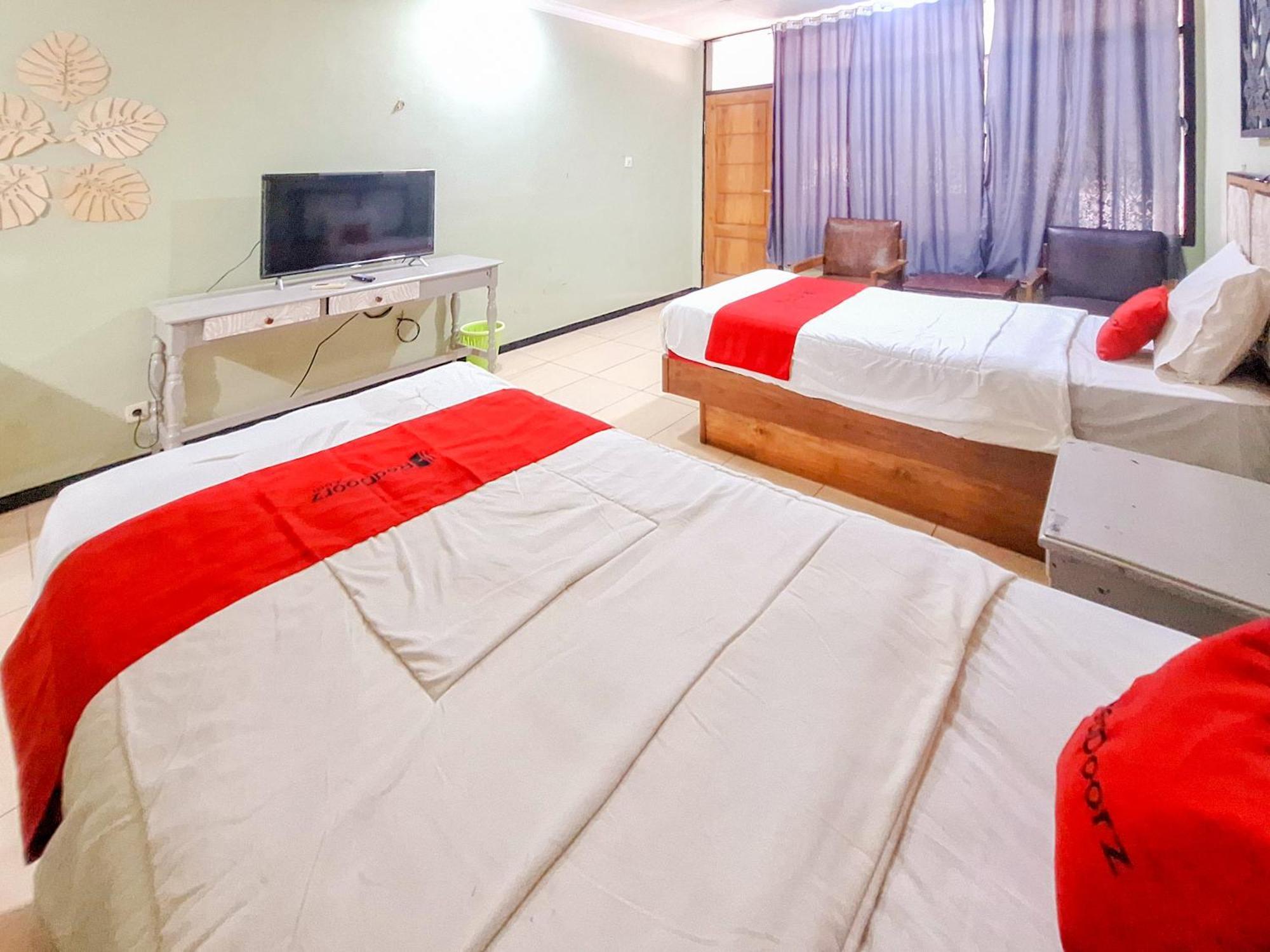 Reddoorz Near Stadion Semeru Lumajang Jawa Timur ภายนอก รูปภาพ