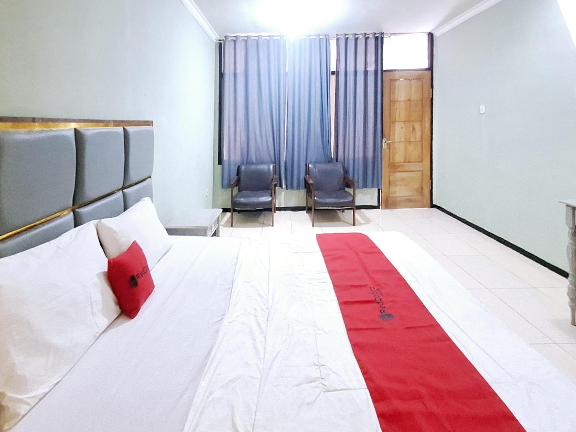 Reddoorz Near Stadion Semeru Lumajang Jawa Timur ภายนอก รูปภาพ