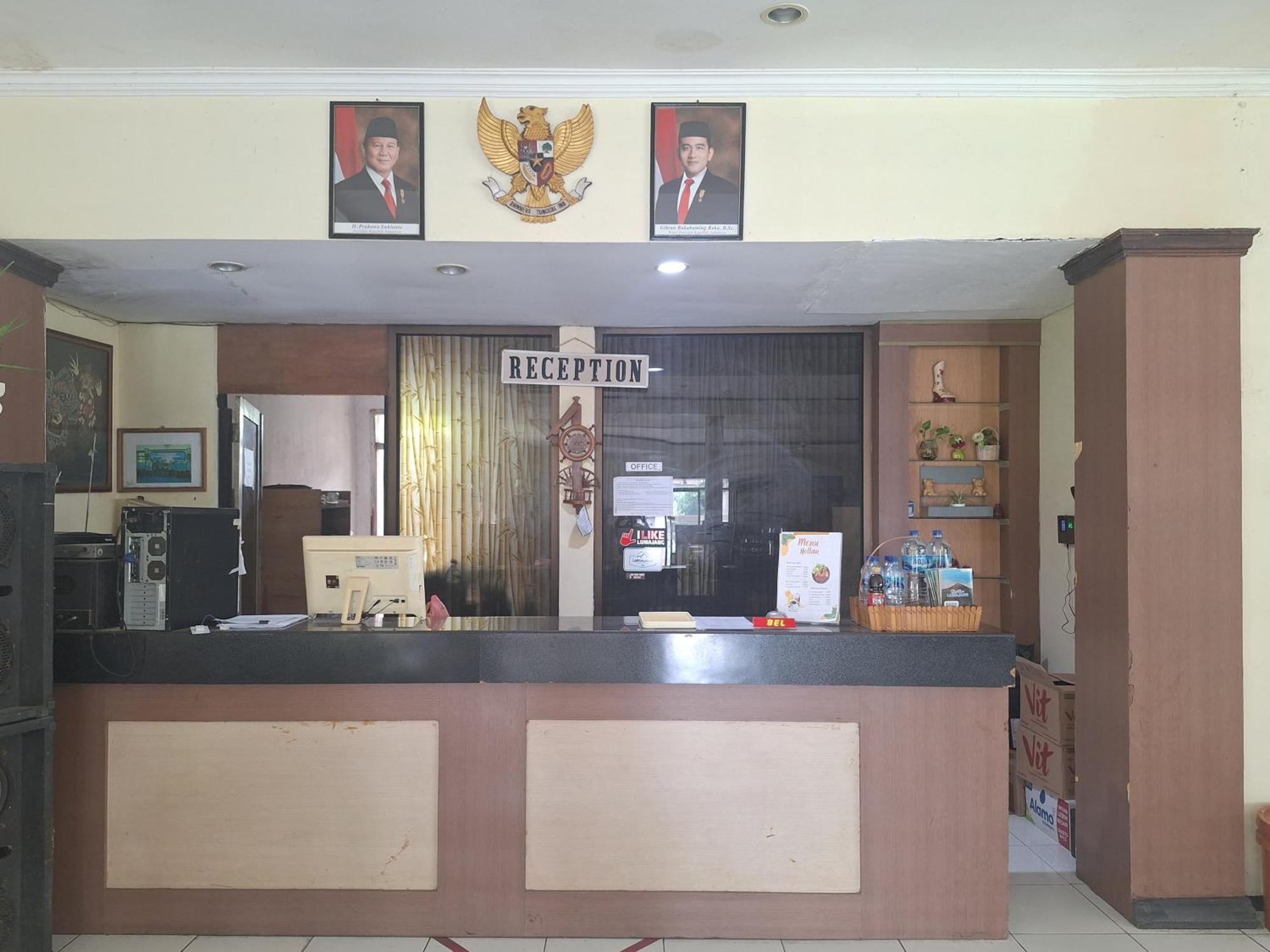 Reddoorz Near Stadion Semeru Lumajang Jawa Timur ภายนอก รูปภาพ