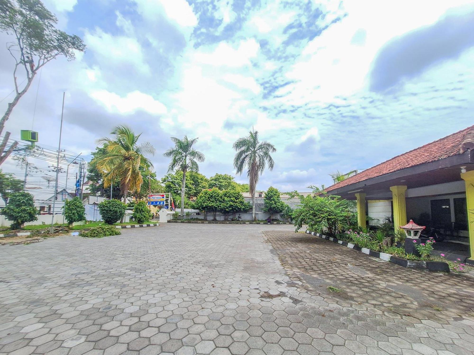 Reddoorz Near Stadion Semeru Lumajang Jawa Timur ภายนอก รูปภาพ